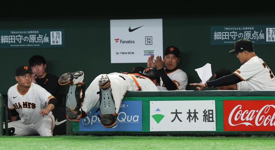 ６回、渡部の捕邪飛でベンチに倒れ込む大城（撮影・佐々木彰尚）