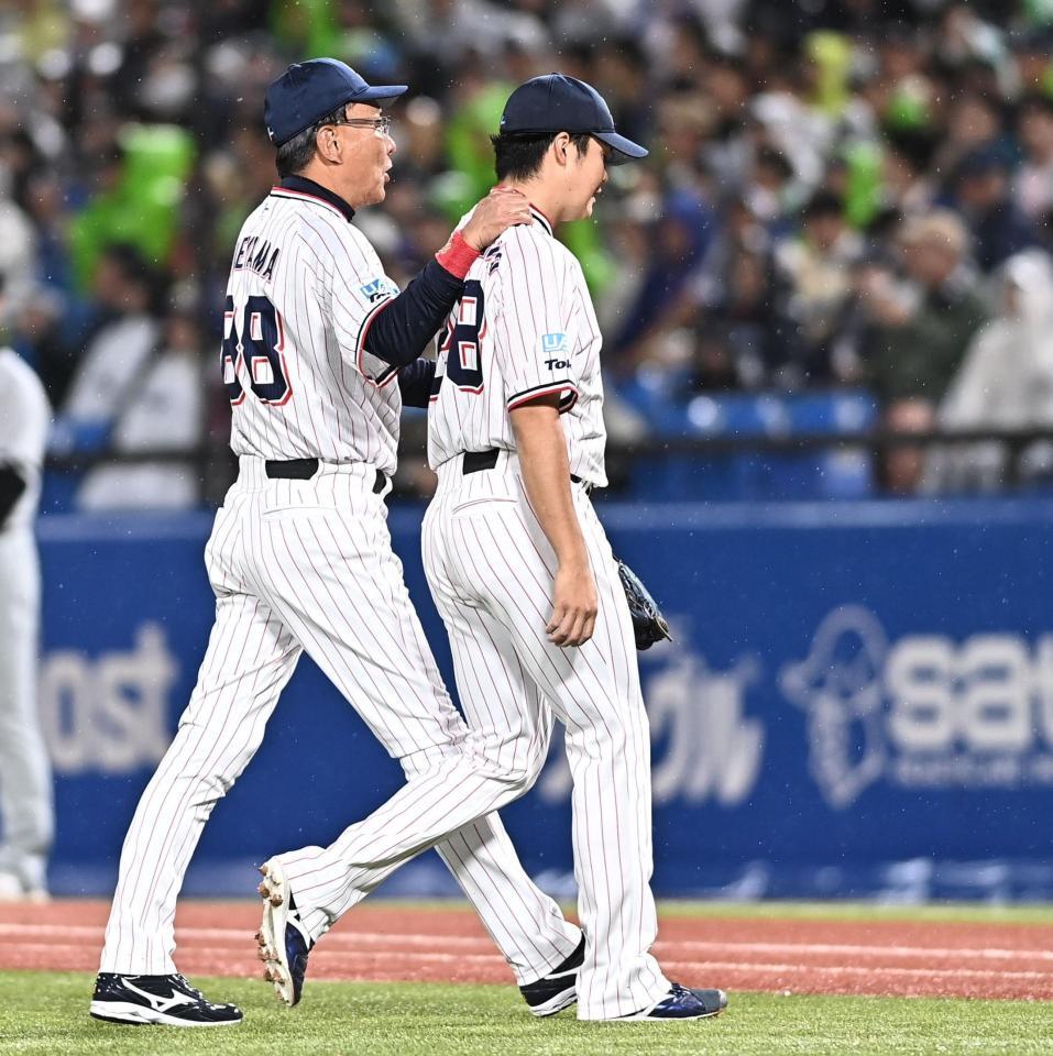 ５回途中で降板した松本健（右）。左は池山監督（撮影・開出牧）