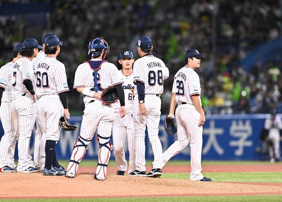 ５回途中で降板した松本健（右端）＝撮影・開出牧