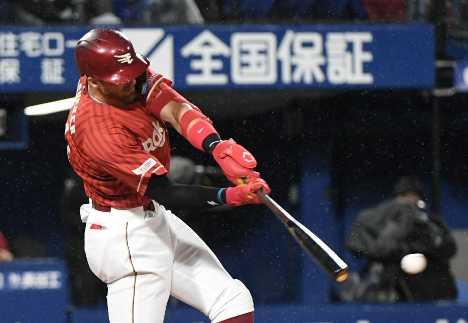 ８回、マッカスカーは左前に勝ち越し適時打を放つ（撮影・佐藤厚）