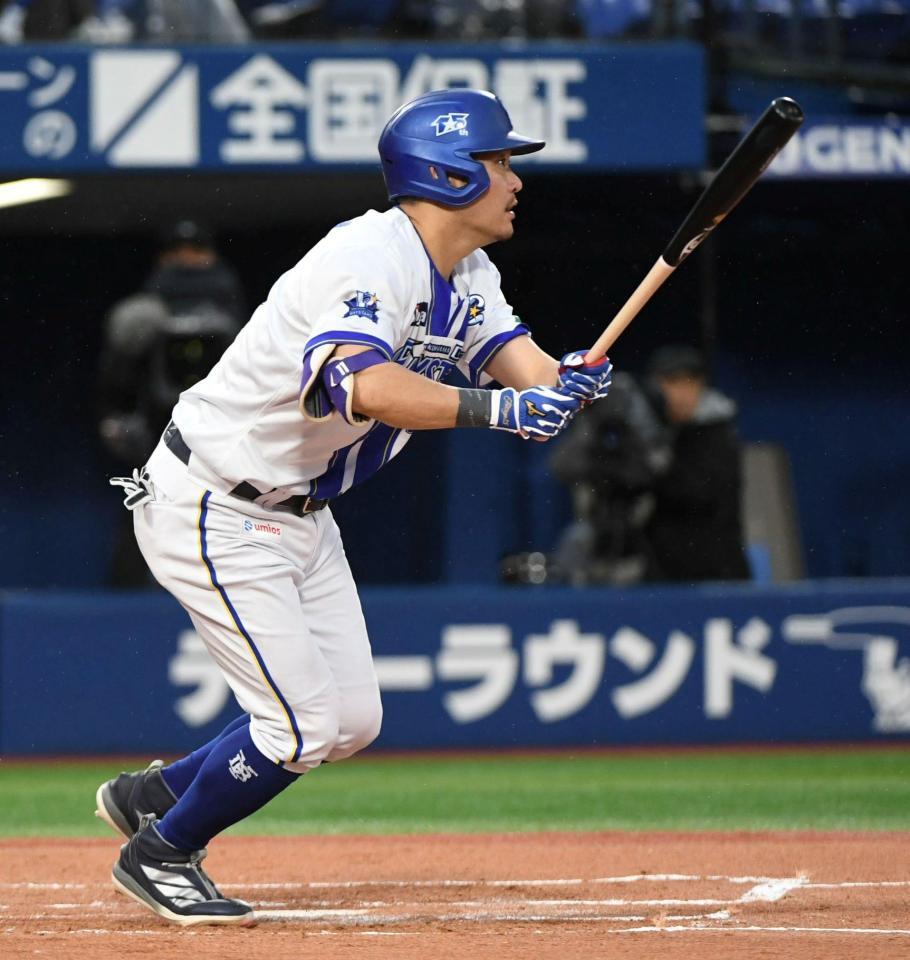 ２回、筒香は中前安打を放つ（撮影・佐藤厚）