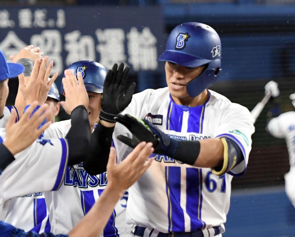 ５回、蝦名は左越えに２号逆転３ランを放ち、ベンチにがい旋する（撮影・佐藤厚）