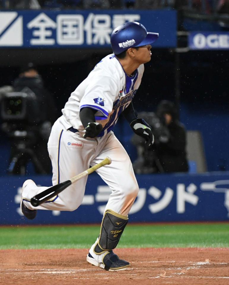 ５回、蝦名は左越えに２号逆転３ランを放つ（撮影・佐藤厚）