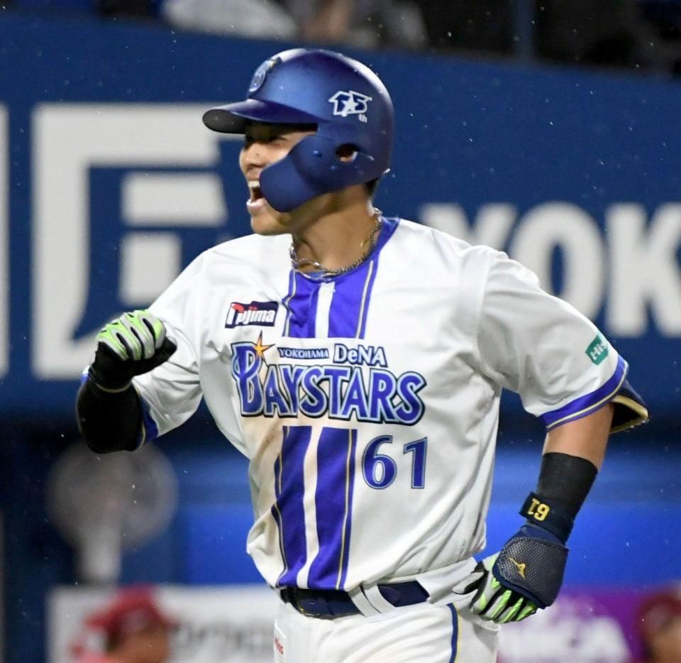 ５回、蝦名は左越えに２号逆転３ランを放ち、笑顔でベンチに戻る（撮影・佐藤厚）