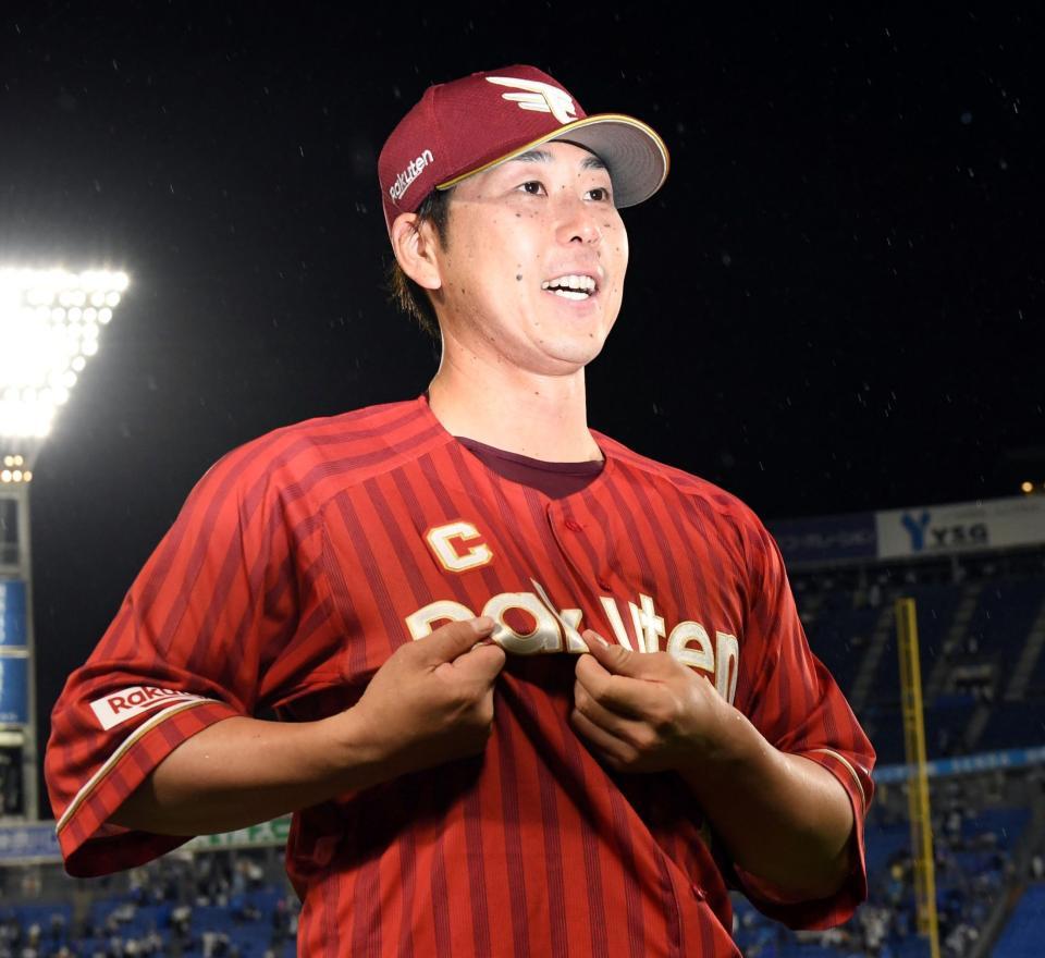 キャプテンマークを見せる鈴木大（撮影・佐藤厚）