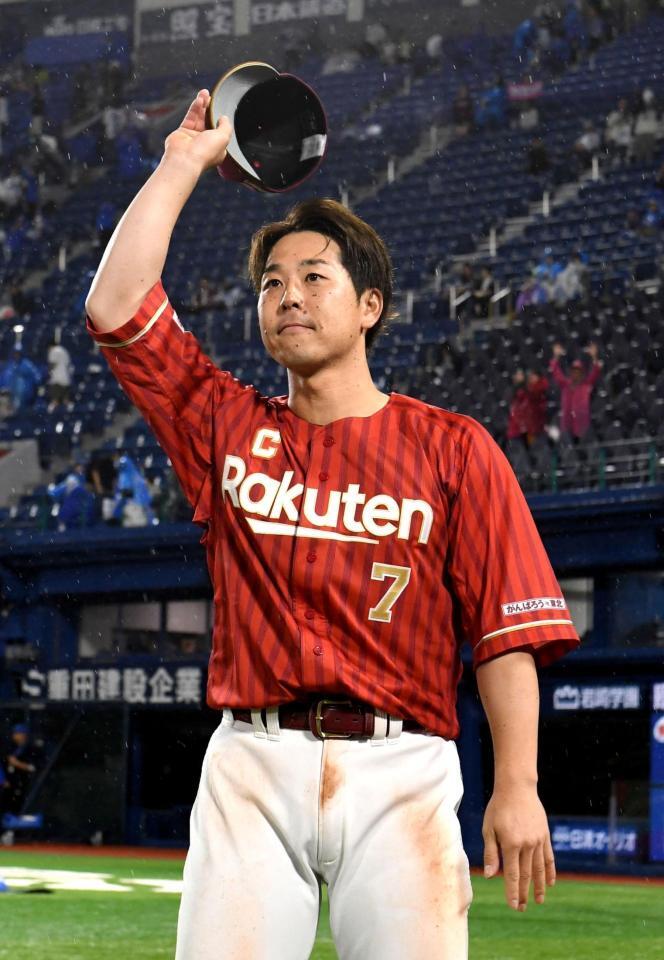 レフトスタンドからの歓声に応える鈴木大（撮影・佐藤厚）