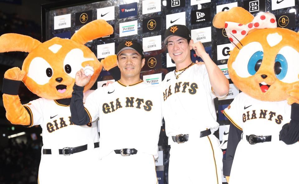 移籍後初勝利の則本と適時二塁打を放った松本（撮影・佐々木彰尚）