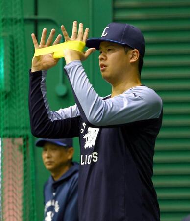 トレーニングする渡辺（左は西口監督）＝撮影・山口登