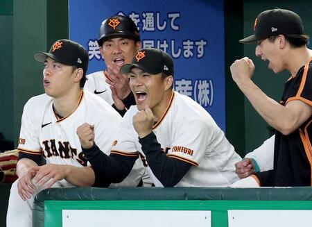 　移籍後初勝利を挙げて、ベンチで叫ぶ則本（撮影・佐々木彰尚）