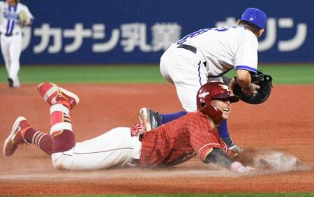 　８回、鈴木大（手前）は内野安打を放ち、同点とする（撮影・佐藤厚）