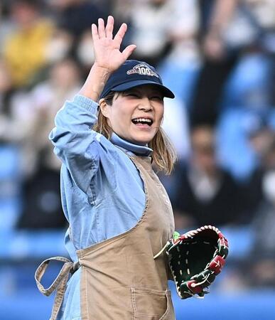 始球式を務め笑顔で手を振る度会祥子さん（撮影・開出牧）