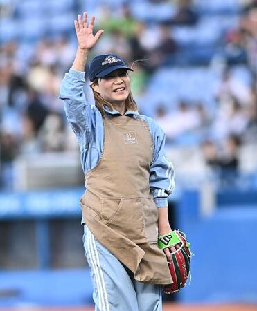 始球式を務めスタンドの拍手に応える度会祥子さん（撮影・開出牧）