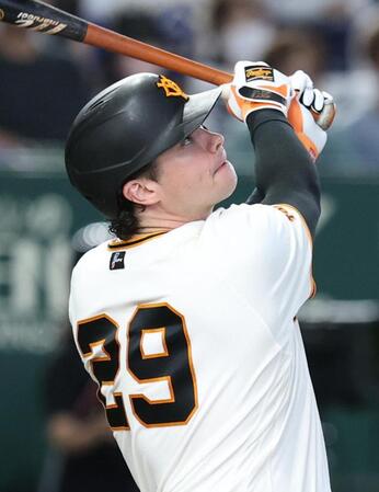 ７回、ダルベックが右越えに本塁打を放つ
