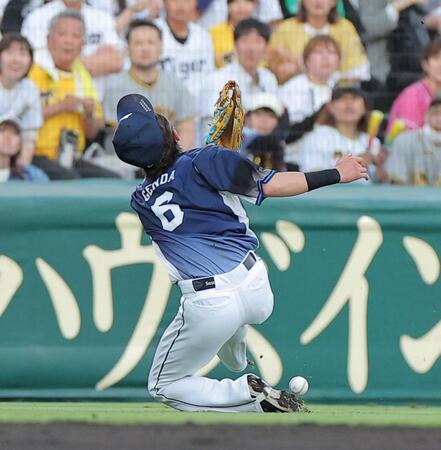 ２回、佐藤輝の飛球を追うも捕れず左前打にする源田（撮影・西田忠信）
