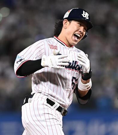 ６回、先制の左越えソロを放ちベースを回る増田珠（撮影・開出牧）