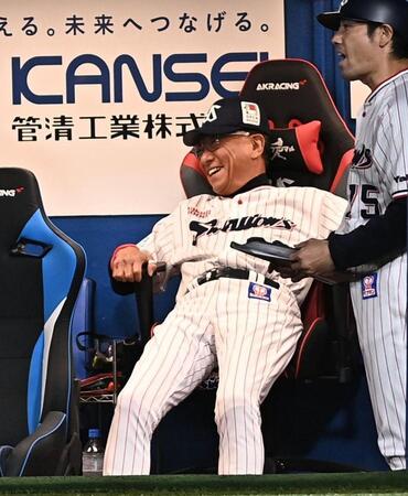 ７回、ソトの中飛をモンテルがフェンスに激突しながら好捕し、ベンチでほっとした表情の池山監督（撮影・開出牧）