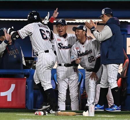６回、先制の左越えソロを放った増田（左手前）とハイタッチを交わす池山監督（右から３人目）＝撮影・開出牧