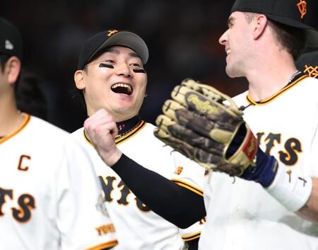 オリックス勝利し、笑顔を見せる丸（左）とキャベッジ