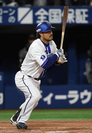４回、宮崎は右前安打を放つ（撮影・佐藤厚）