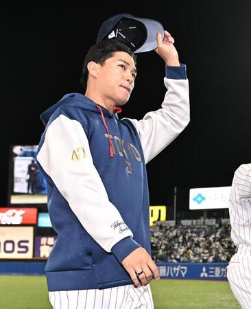 今季初勝利を挙げスタンドの祝福に応える高橋（撮影・開出牧）