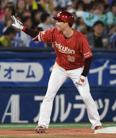 ９回、中島は中越えに先制の適時二塁打を放ち、笑顔を見せる（撮影・佐藤厚）