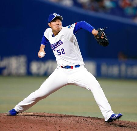 １１回途中にプロ初登板した篠崎