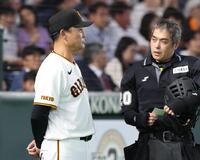 ２回、戸郷への退場処分について白井球審（右）と話す巨人の橋上監督代行