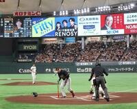 ２回、紅林（左）への危険球で退場になる戸郷（撮影・西岡正）