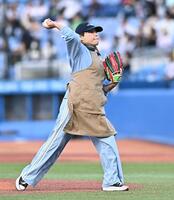 始球式を務めた度会祥子さん（撮影・開出牧）