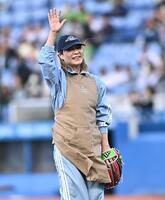 始球式を務めスタンドの拍手に応える度会祥子さん（撮影・開出牧）