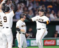 ８回、満塁本塁打を放ち、ナインと喜び合う丸（撮影・西岡正）