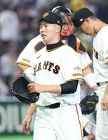 ６回、投手交代を告げられ降板する森田