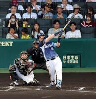 ２回、中越えに先制ソロを放つネビン（捕手・伏見）＝撮影・山口登