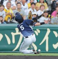 ２回、佐藤輝の飛球を追うも捕れず左前打にする源田（撮影・西田忠信）
