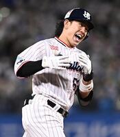 ６回、先制の左越えソロを放ちベースを回る増田珠（撮影・開出牧）