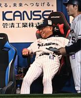 ７回、ソトの中飛をモンテルがフェンスに激突しながら好捕し、ベンチでほっとした表情の池山監督（撮影・開出牧）