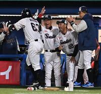 ６回、先制の左越えソロを放った増田（左手前）とハイタッチを交わす池山監督（右から３人目）＝撮影・開出牧