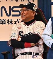 ２回、長岡が三振に倒れ腕組みする池山監督（撮影・開出牧）