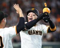 ８回、満塁本塁打を放ち、ナインらに迎えられる代打・丸