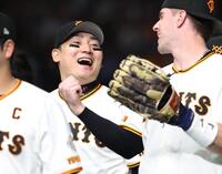 オリックス勝利し、笑顔を見せる丸（左）とキャベッジ