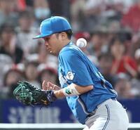 ６回、モンテロのゴロをファンブルする郡司（撮影・北村雅宏）