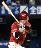 ９回、中島は中越えに先制適時三塁打を放つ（撮影・佐藤厚）