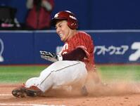 ９回、中島の中越え三塁打で一走・村林が生還（撮影・佐藤厚）