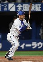 ４回、宮崎は右前安打を放つ（撮影・佐藤厚）