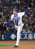楽天打線を相手に力投する石田裕（撮影・佐藤厚）