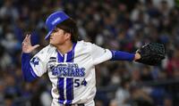 楽天打線を相手に力投する石田裕（撮影・佐藤厚）