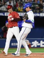 ９回、打者・太田の時、山崎（右）が暴投、三走・中島（左）が生還（撮影・佐藤厚）