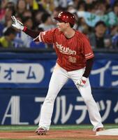 ９回、中島は中越えに先制の適時二塁打を放ち、笑顔を見せる（撮影・佐藤厚）