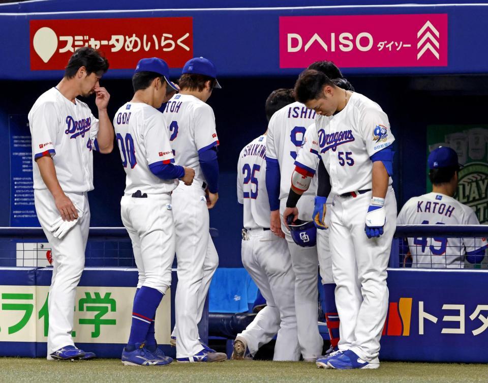 　ソフトバンクに敗れ、引き揚げる細川（右端）ら中日ナイン