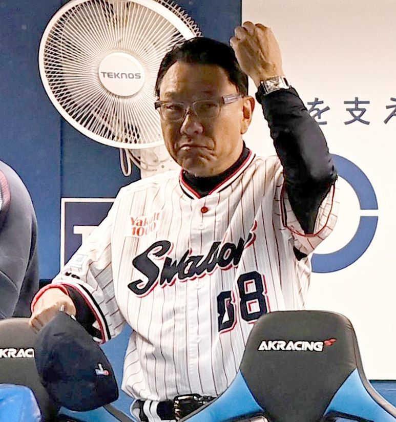 　４回、ジャクソンを攻めあぐね、ベンチで渋い表情の池山監督（撮影・開出牧）